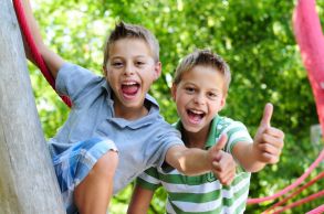 Kinder spielen auf dem Baum